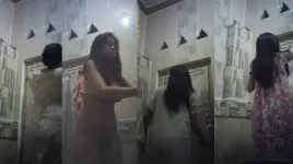 Voyeur big tits kapatid na babae showering.webp