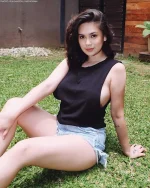 y1-yen-santos-bikini-moments.webp