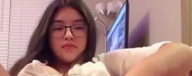 Hinaplos muli ni Andrea ang kanyang bulaklak.jpg