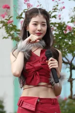 1280px-Jang_Won-young_at_Music_Bank_attending_a_fan_meet_on_September_16,_2022.webp