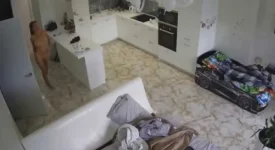 Nadatnang hubot hubad si Stepsis sa kanyang kwarto.webp