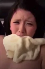 Sinalpakan ang bunganga para hindi marinig ni Papa at Mama.jpg