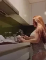 Naghuhugas lang ng pinggan si GF biglang tinigasan.webp
