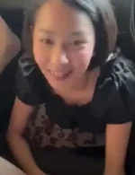 Nadatnang may chix sa loob ng kanyang sasakyan.webp