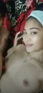 Si GF na mahilig magselfie habang tinitira sya.webp
