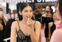 maine-applying-lipstick_2018-11-16_15-13-05.webp