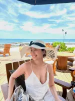 Sunny in Hawaii 🌞Four Seasons, drivin’ around, made a necklace & more food 🤗#hawaii🌺.webp